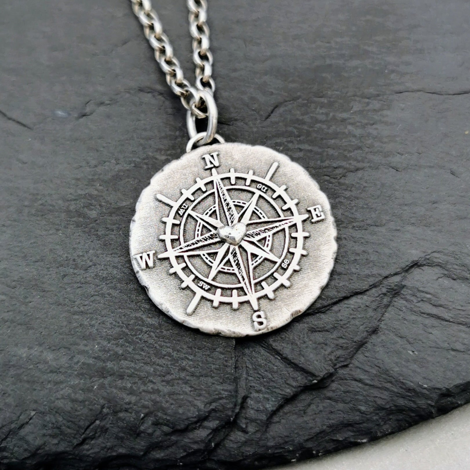 detailreicher Ketten - Anhänger im RUSTIC STYLE Motiv: Kompass mit Herz 925er recyceltes Sterlingsilber wahlweise mit 24 Karat Handvergoldung Anhänger Durchmesser ca. 21 mm große Öse zum einfachen Einfädeln von Ketten Anhänger mit oder ohne Kette erhältlich Handgefertigt in Deutschland