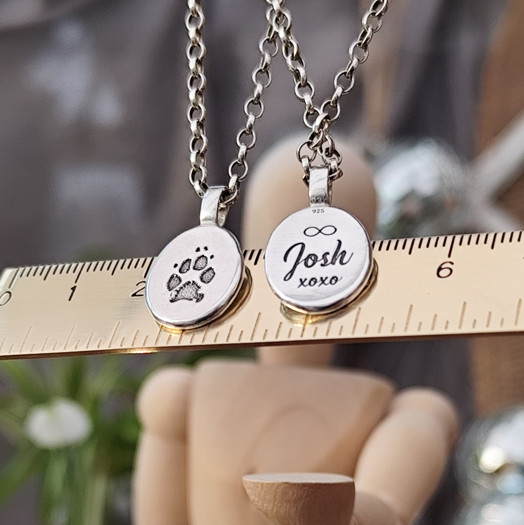 Kettenanhänger mit eigenem Pfotenabdruck "Nugget", handgefertigt mit recyceltem Silber