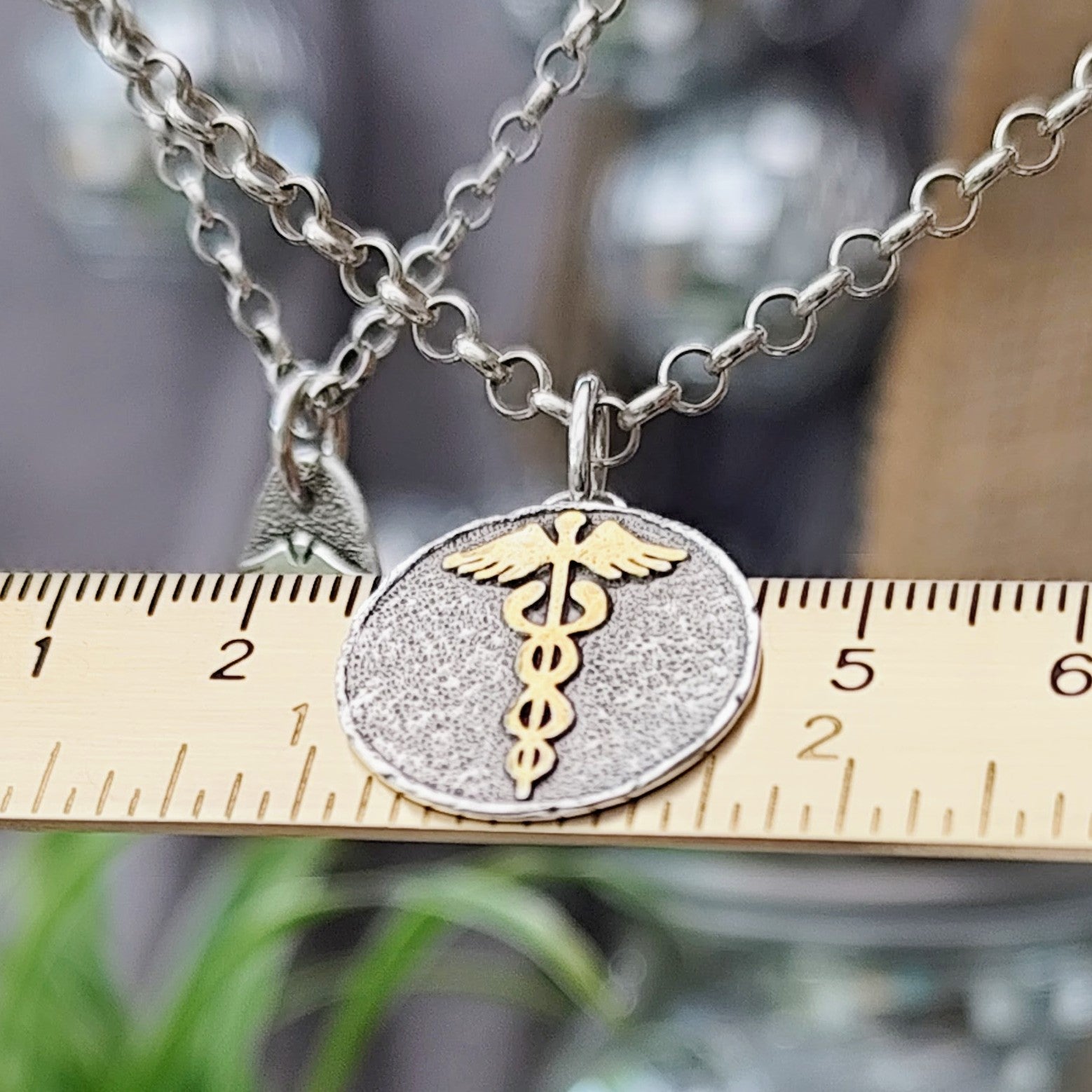 Kettenanhänger "Äskulapstab" mit Gold, rustikal, aus recyceltem Silber