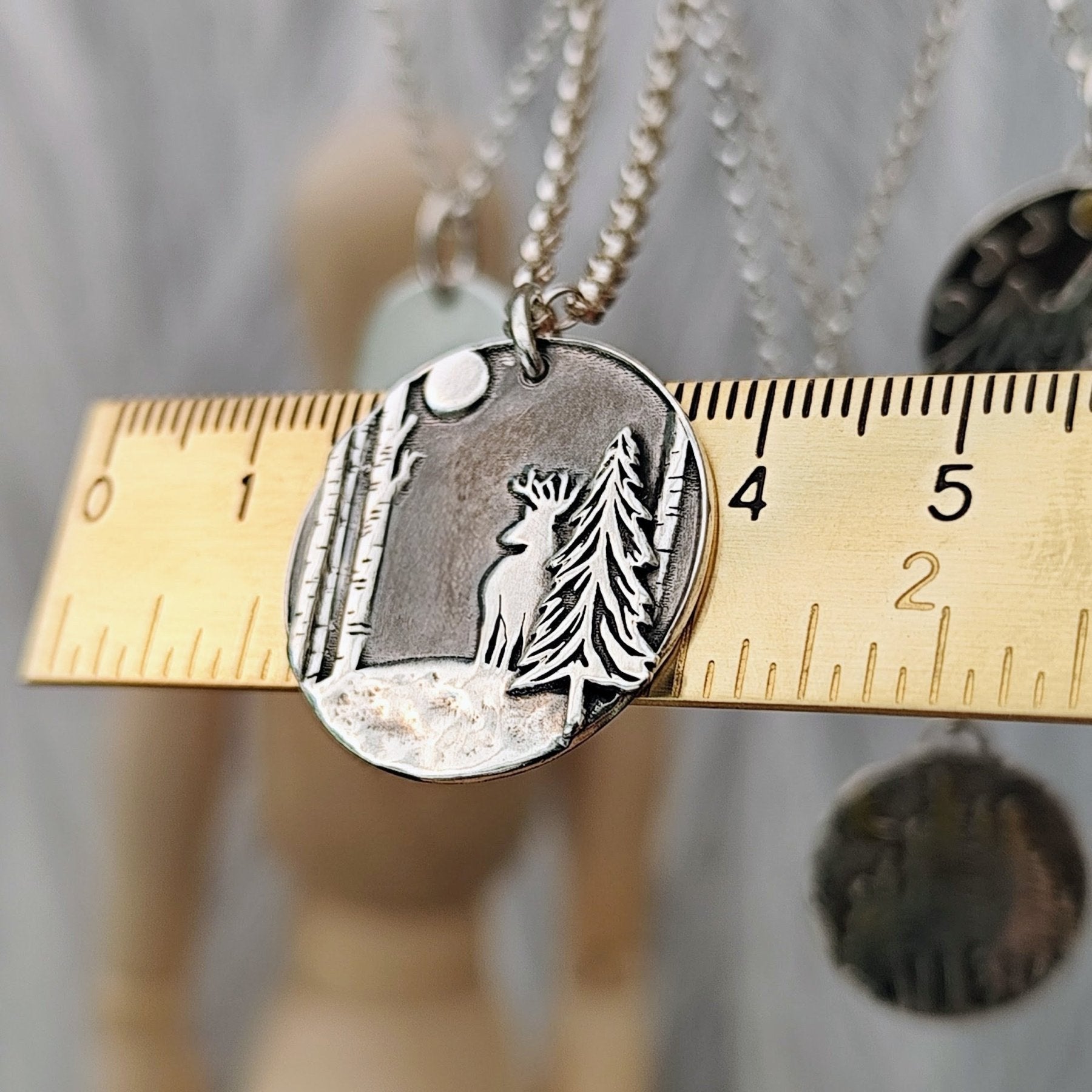 Kettenanhänger "Waldleben" aus recyceltem Silber, handgefertigt