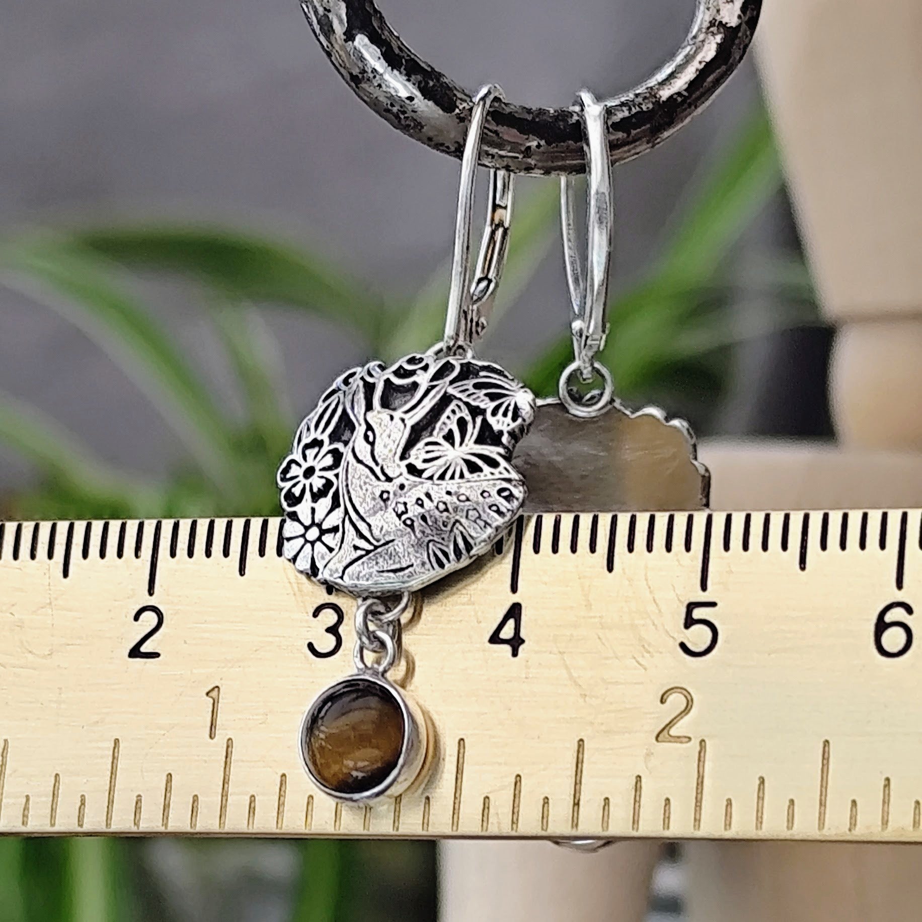 Ohrringe mit Reh und Tigeraugen, handgefertigt aus recyceltem Silber