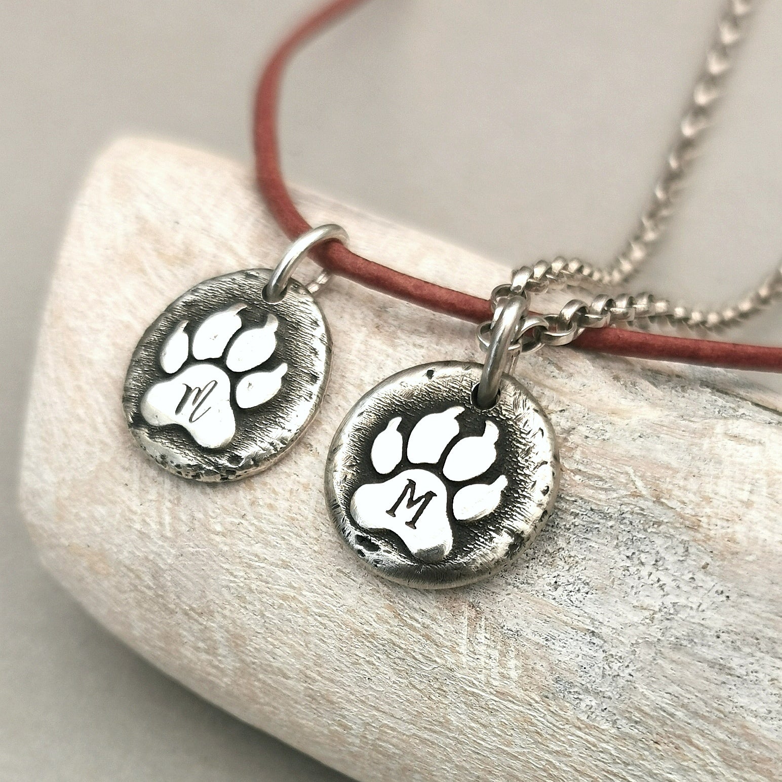 Kettenanhänger "Hundepfote" mit Buchstabe - animoART