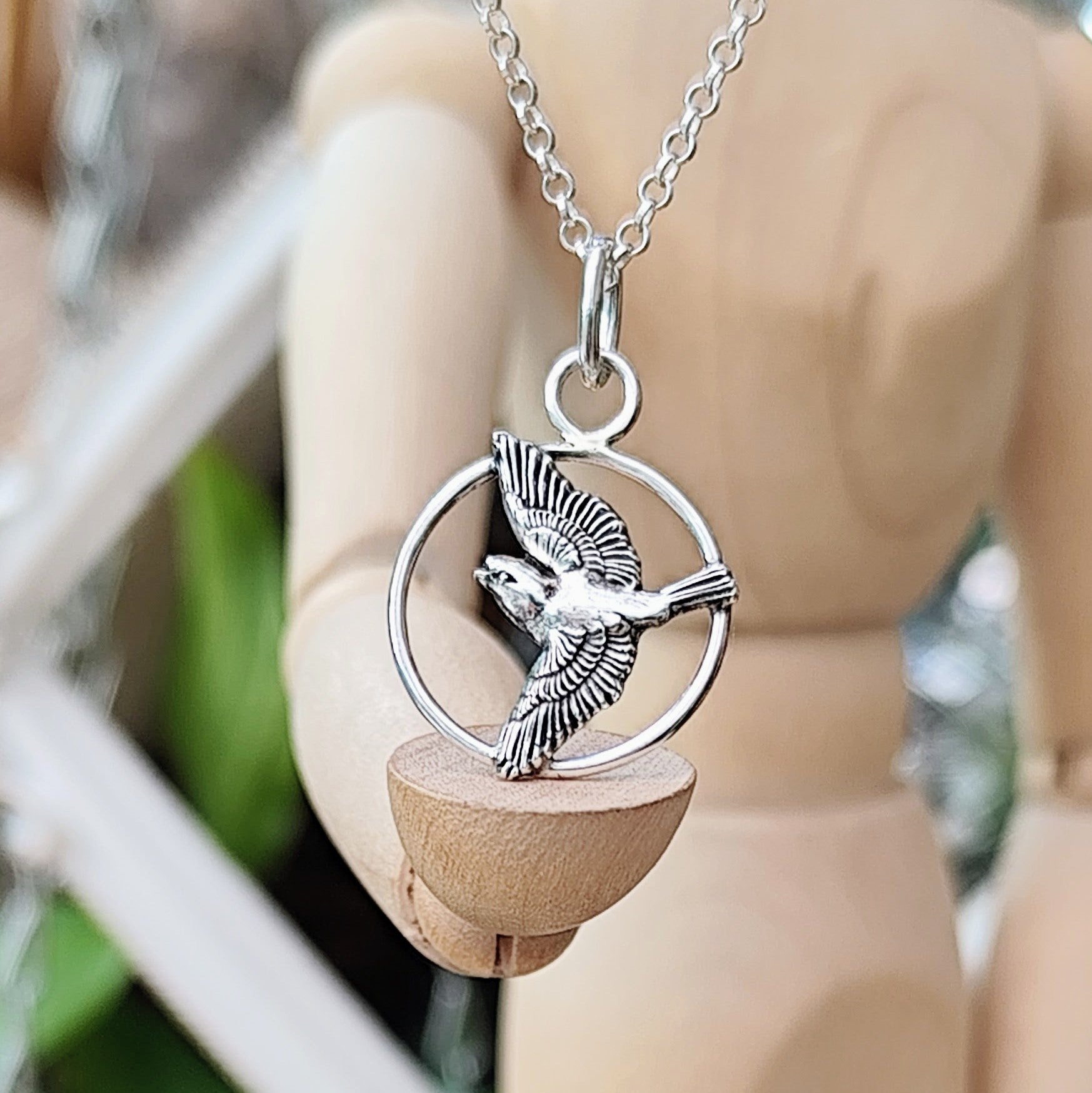 Kettenanhänger "Vogel im Flug" aus recyceltem Sterlingsilber, handgefertigt