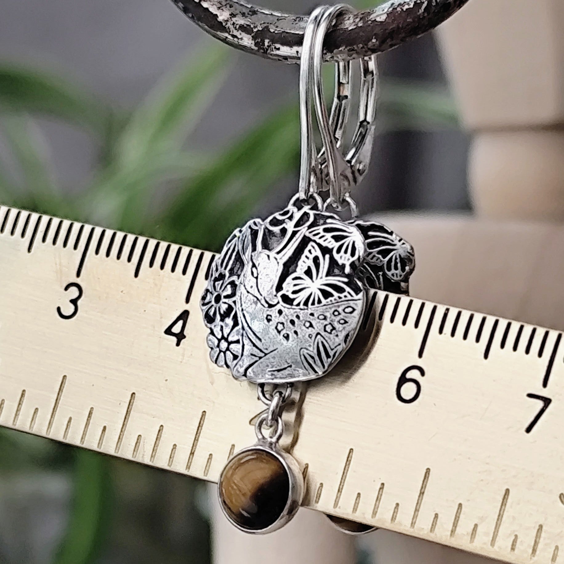 Ohrringe mit Reh und Tigeraugen, handgefertigt aus recyceltem Silber