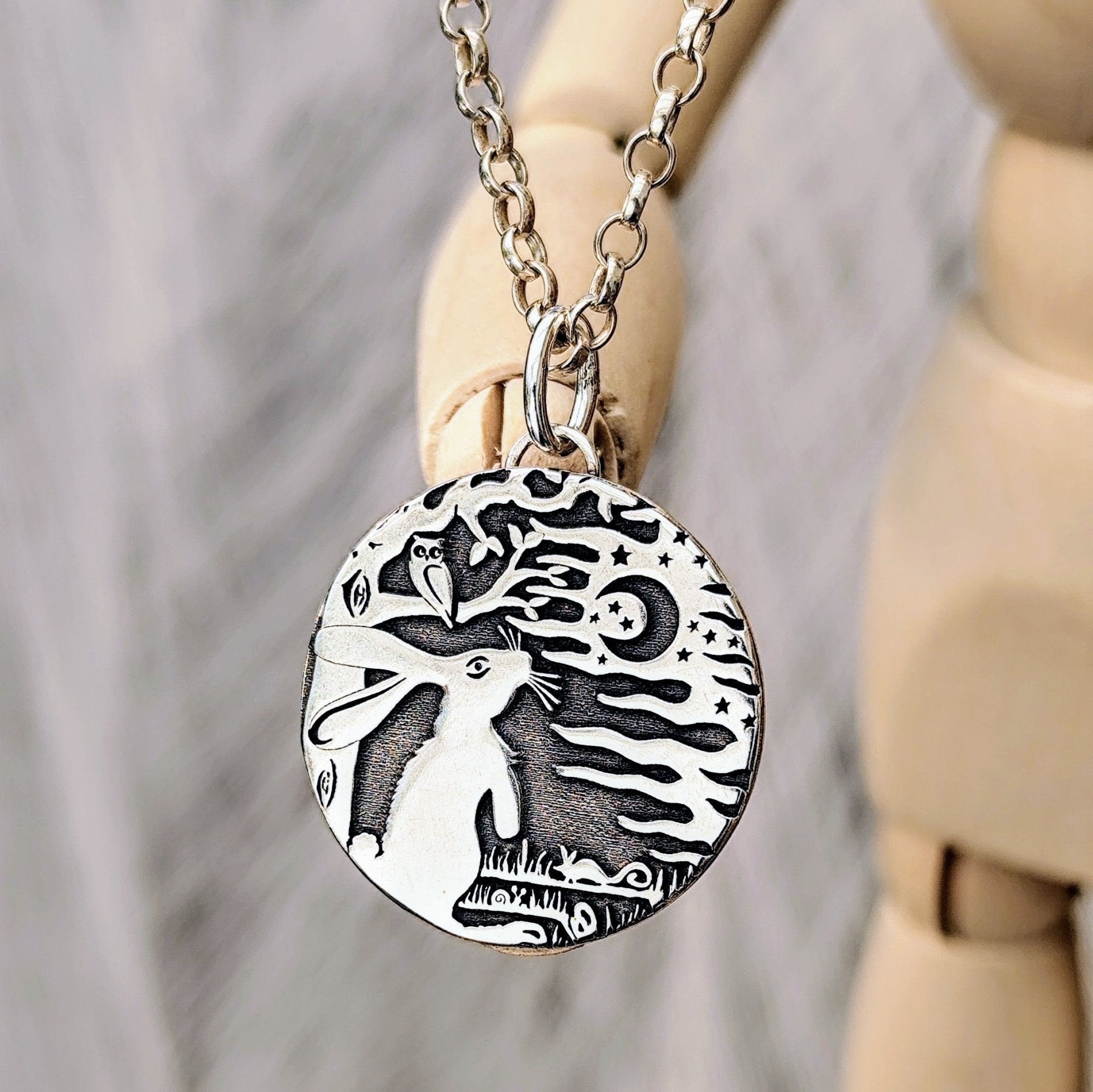 Kettenanhänger "Hase im Mondschein" aus 925er recyceltem Silber, handgefertigt