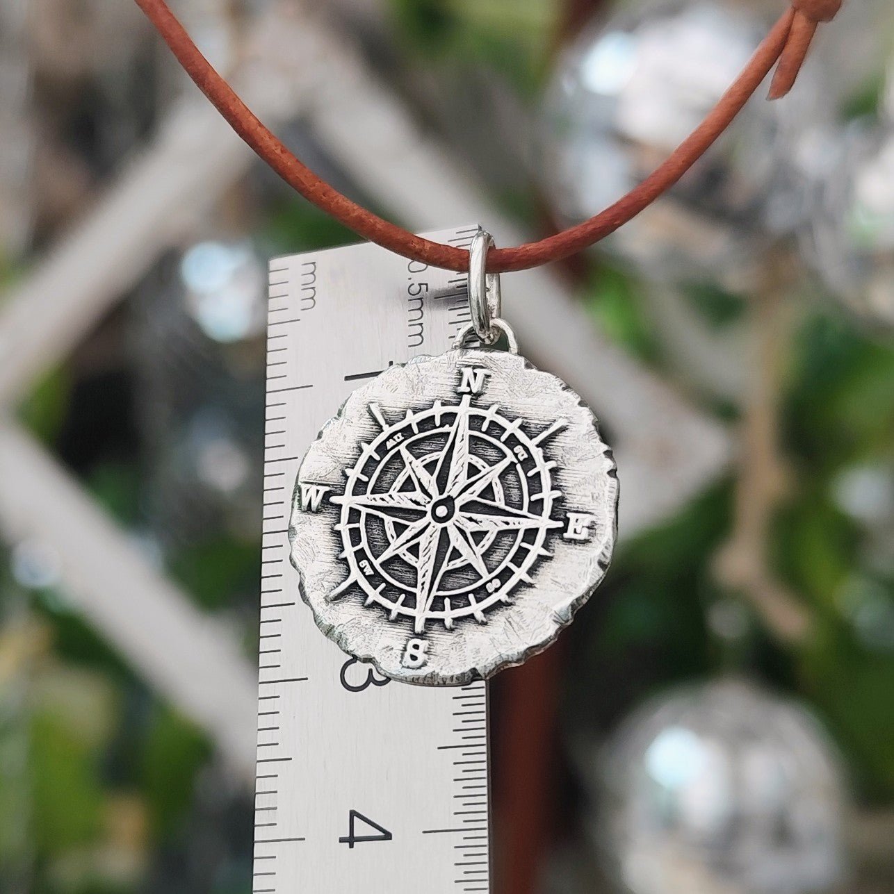 Kettenanhänger "Kompass" im RUSTIC STYLE, aus recyceltem Silber
