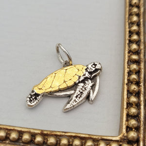Anhänger "Meeresschildkröte" Bicolor, aus recyceltem Sterlingsilber und 24 Karat Gold, handgefertigt - animoART