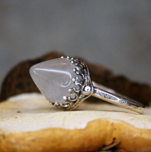 Kegel-Ring mit natürlichem Quarzkristall in weiß - animoART
