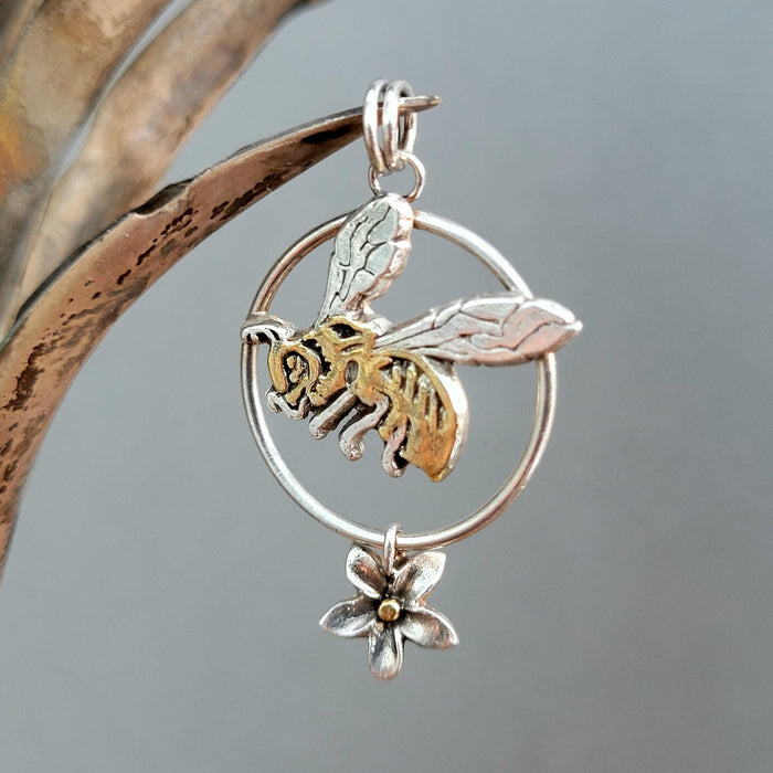 Kettenanhänger "Fliegende Biene" EINZELSTÜCK, recyceltes Silber, handgefertigt