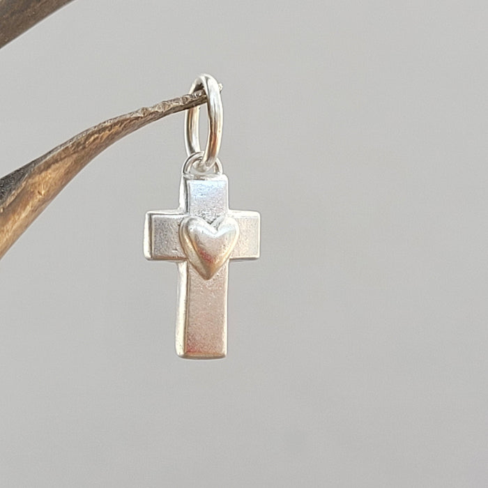 Kettenanhänger "kleines Kreuz mit Herz" aus 925er recyceltem Silber, Handgefertigt
