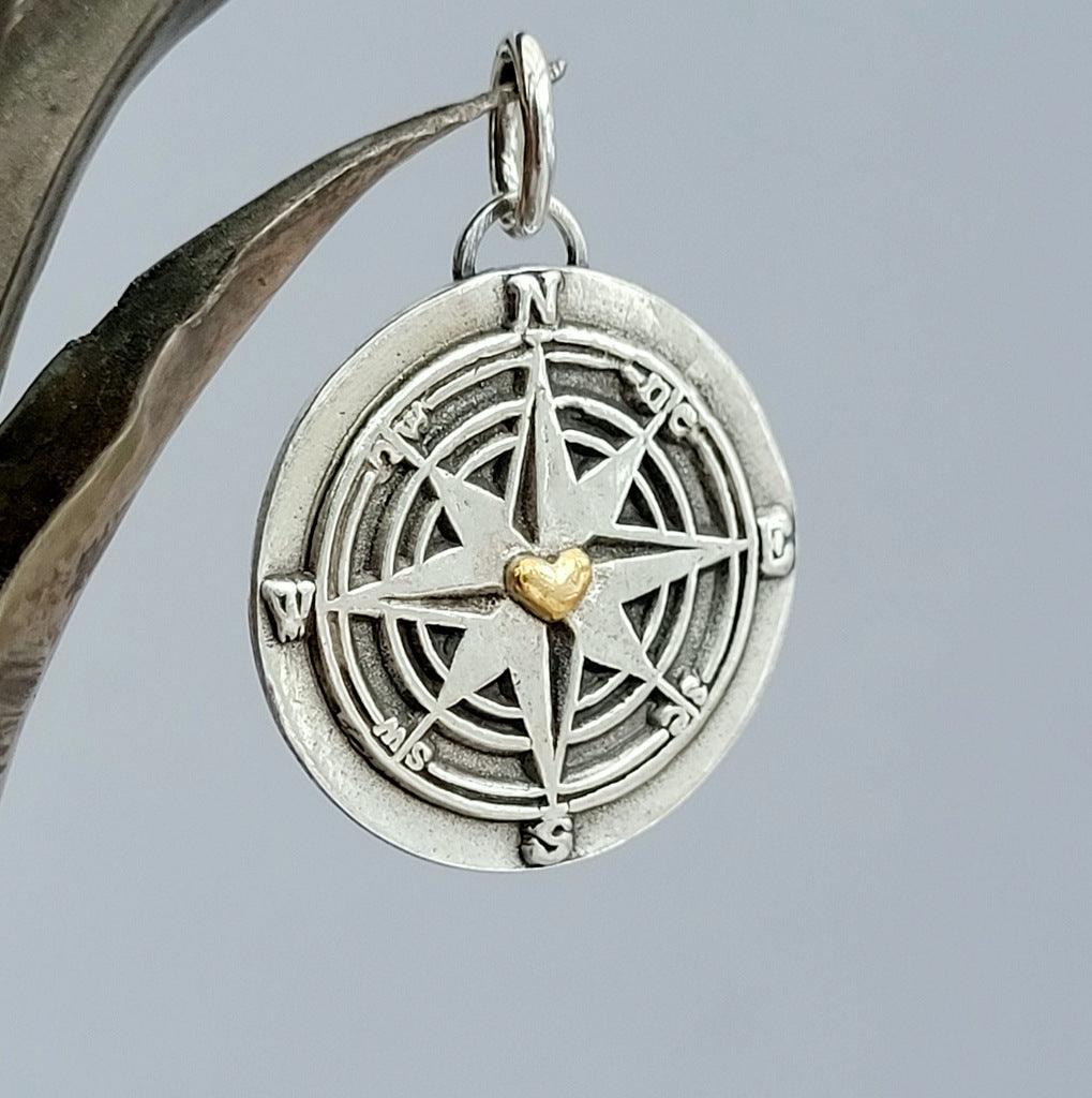 Kettenanhänger "Kompass mit goldenem Herz" handgefertigt mit recyceltem Silber und 24 Karat Gold - animoART