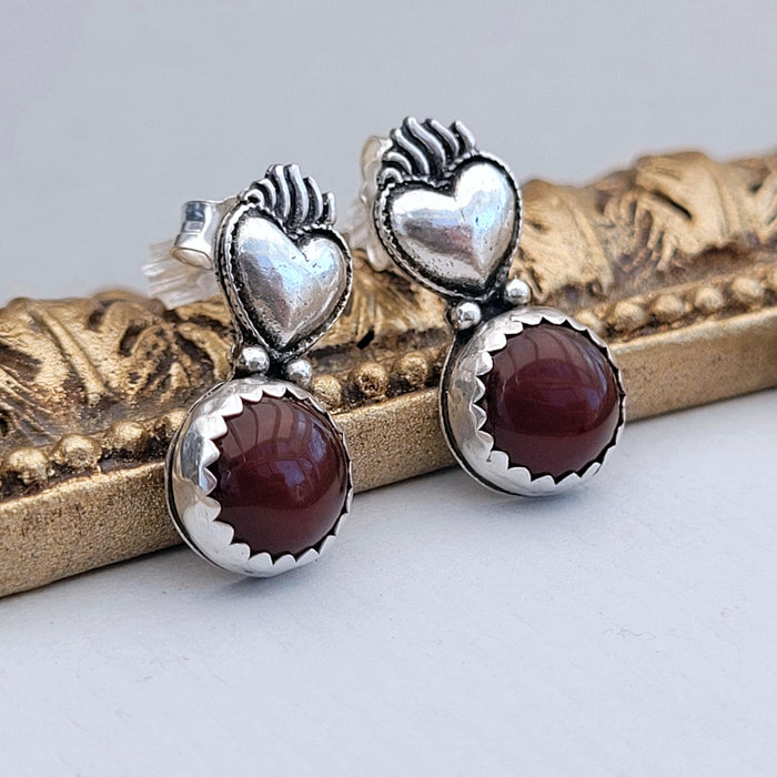 Ohrringe mit Herz und rotem Achat, handgefertigt aus recyceltem Silber