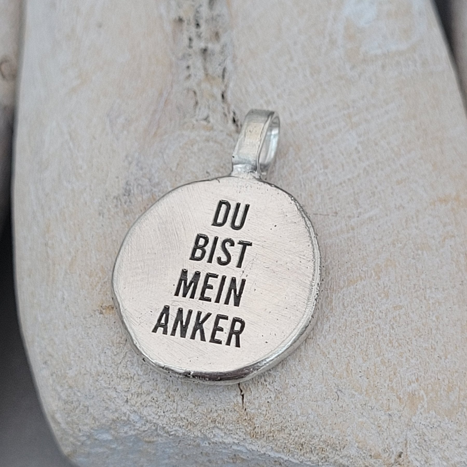 Anhänger Nugget mit Gravur Motiv "Anker" Jedes Schmuckstück ist ein Unikat. Der handgefertigte Anhänger aus recyceltem Silber zeigt auf der Vorderseite einen gravierten Anker. Zusätzlich kannst du deinen Text als Gravur auf der Rückseite wählen. Kein Anhänger gleicht exakt dem anderen und ist dein personalisiertes Unikat.