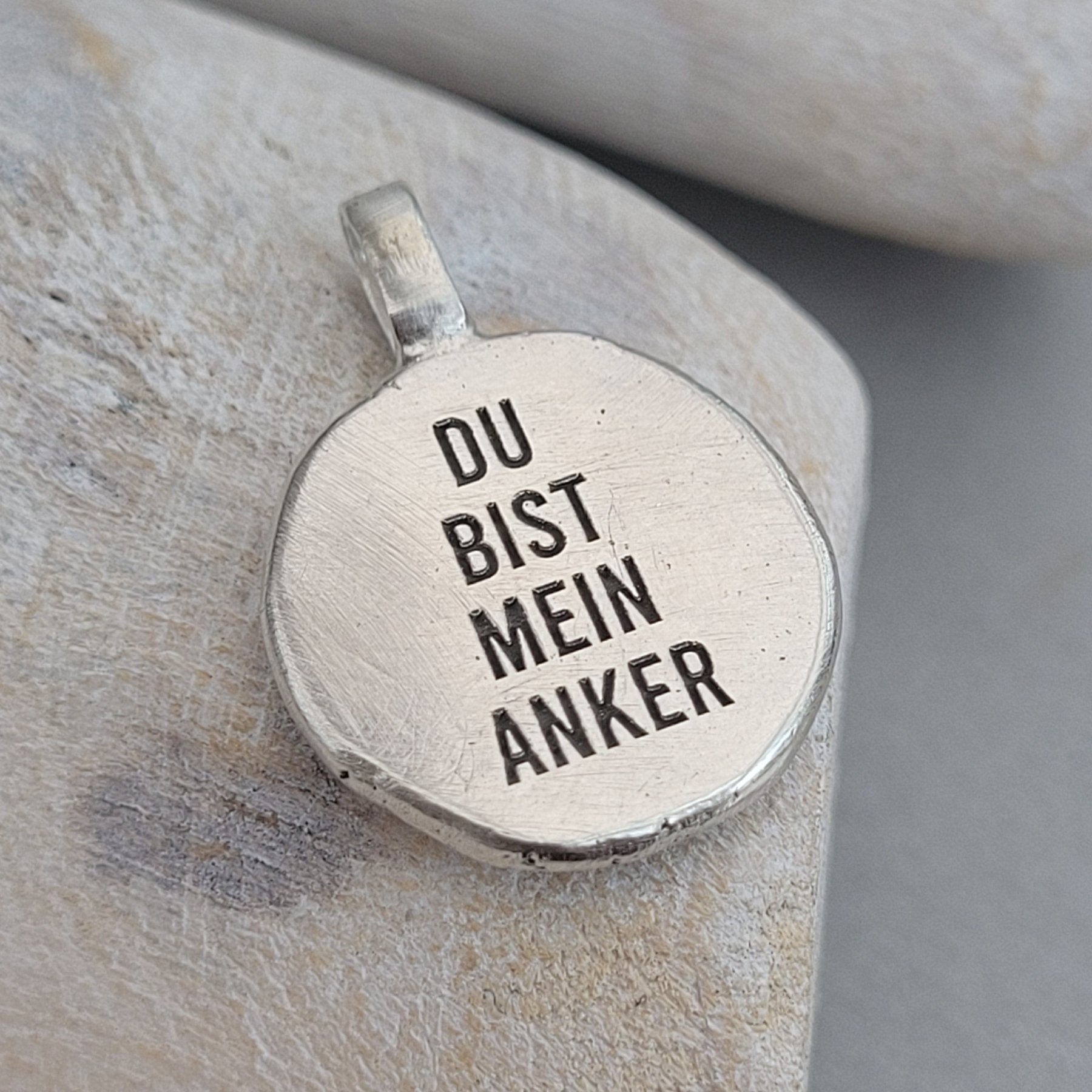 Anhänger Nugget mit Gravur Motiv "Anker" Jedes Schmuckstück ist ein Unikat. Der handgefertigte Anhänger aus recyceltem Silber zeigt auf der Vorderseite einen gravierten Anker. Zusätzlich kannst du deinen Text als Gravur auf der Rückseite wählen. Kein Anhänger gleicht exakt dem anderen und ist dein personalisiertes Unikat.