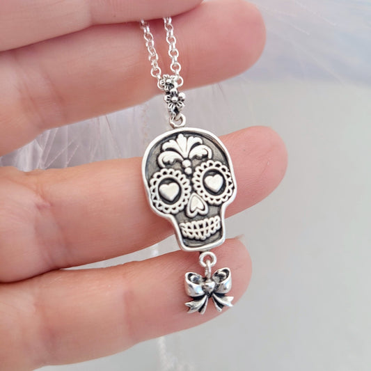 Kettenanhänger "La Catrina mit Schleife" handgefertigt aus recyceltem 925er Silber