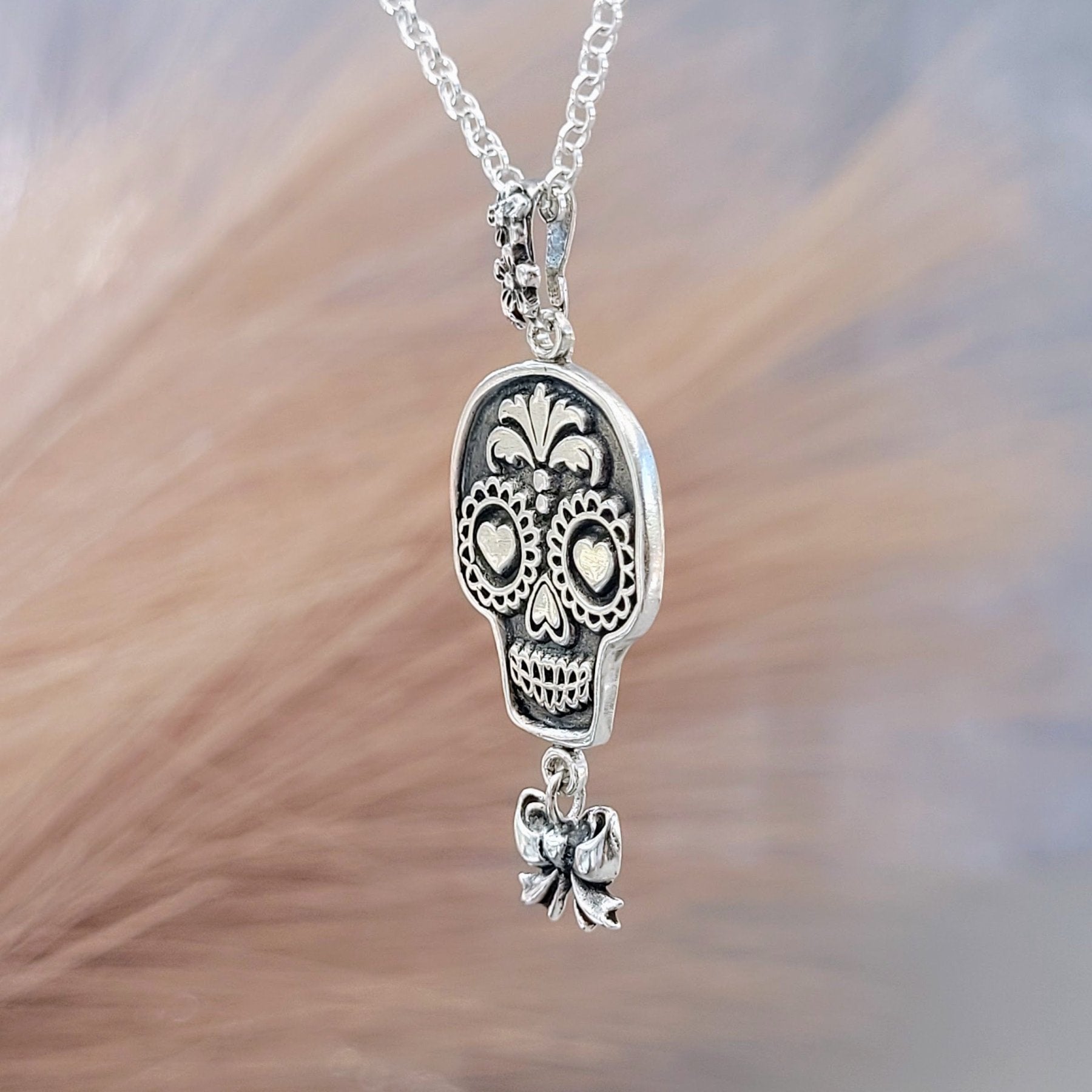 Kettenanhänger "La Catrina mit Schleife" handgefertigt aus recyceltem 925er Silber