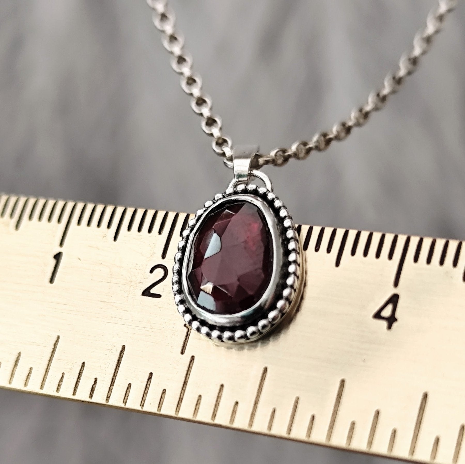 Silberanhänger, handgefertigt in Deutschland, besetzt mit einem roten Granat - Edelstein.