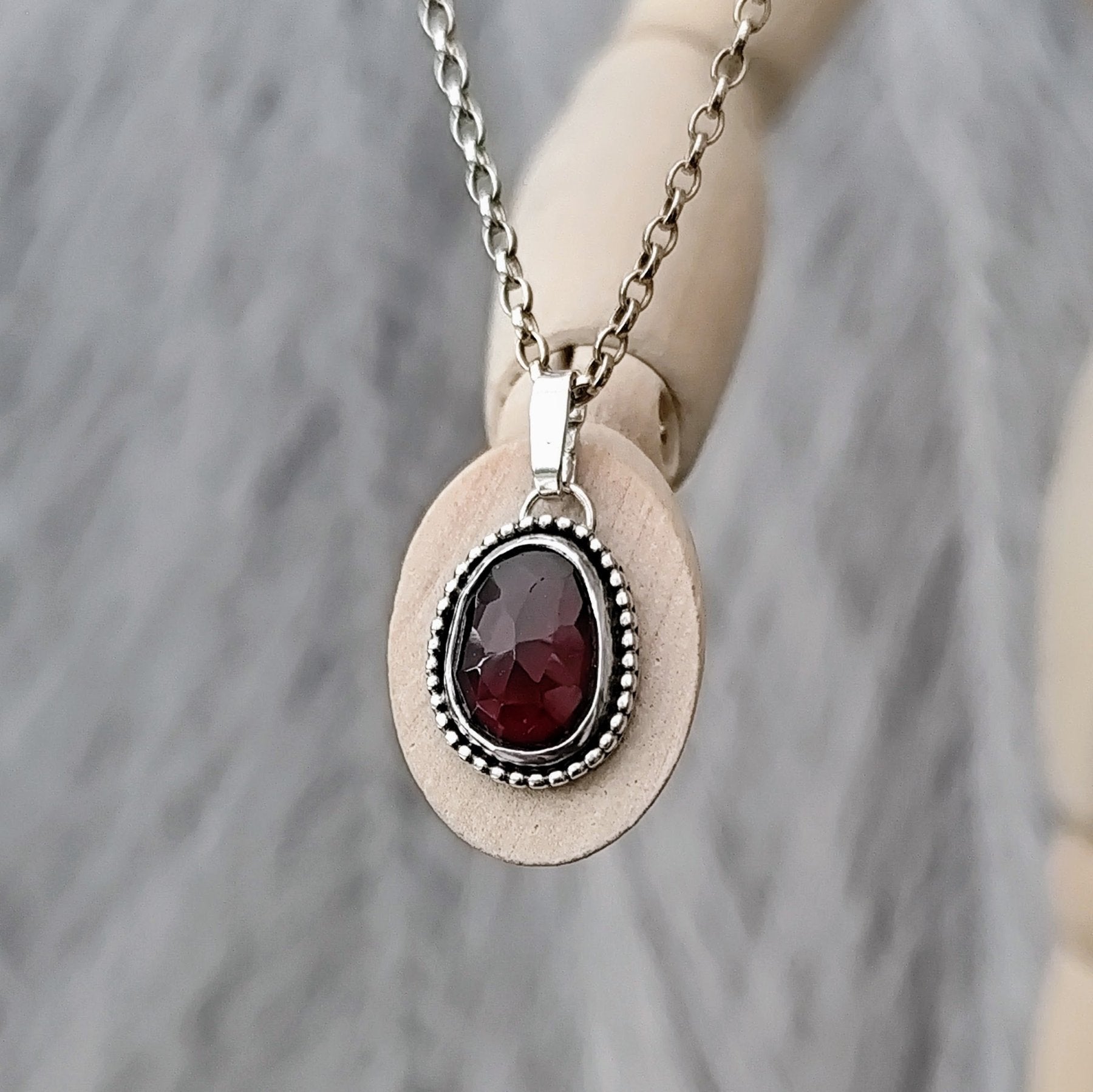 Einzigartiger Silberanhänger mit gefasstem rotem Granat, handmade Germany.