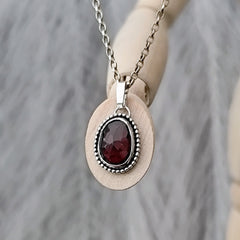 Einzigartiger Silberanhänger mit gefasstem rotem Granat, handmade Germany.