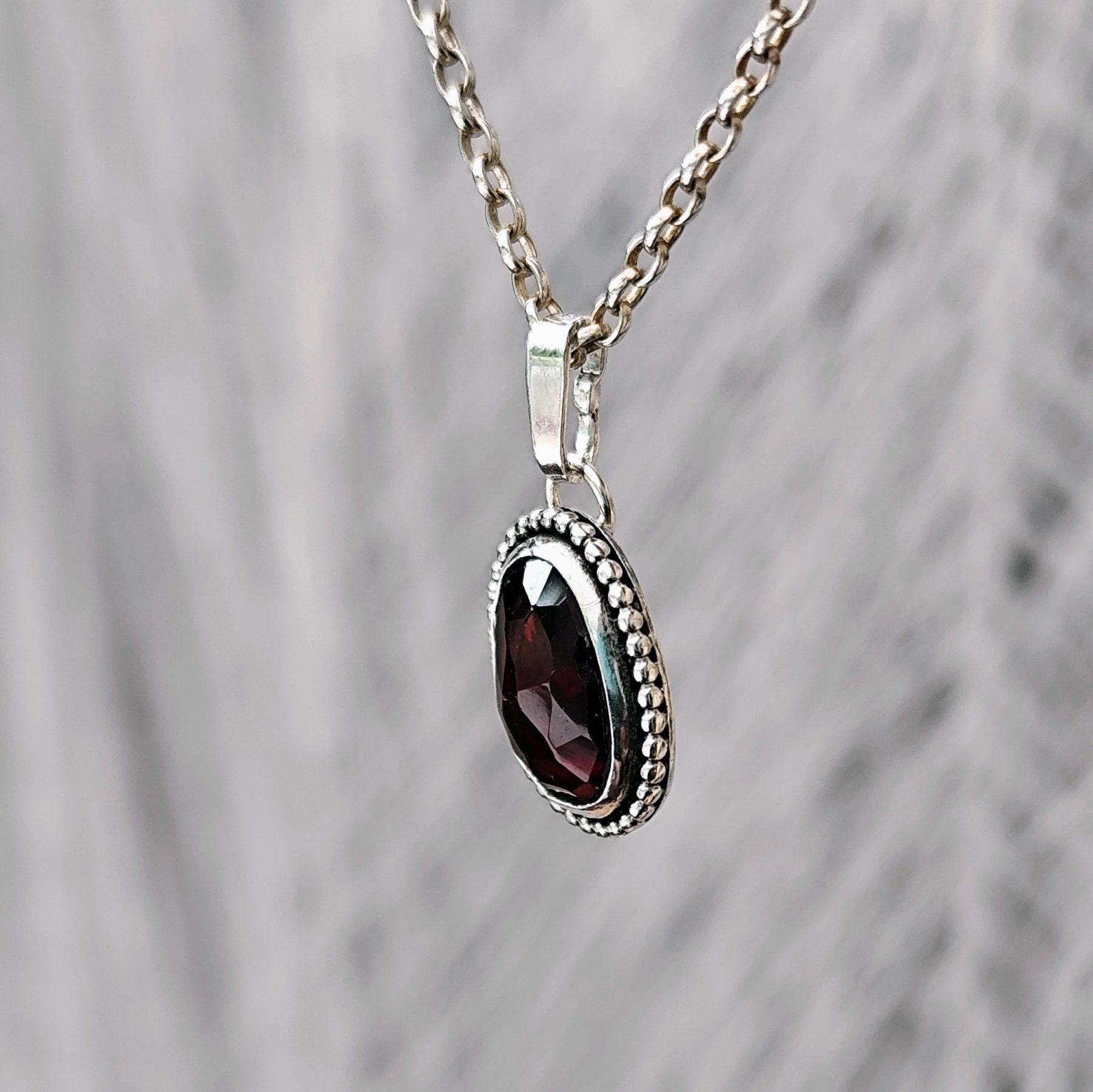 Kettenanhänger aus recyceltem Silber mit rotem Granat und wahlweise mit Gravur.