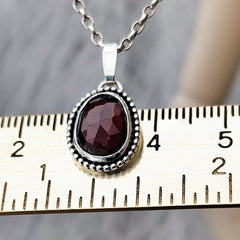 Handgefertigter Silberanhänger mit tiefrotem Granat, Gravur auf Rückseite möglich.