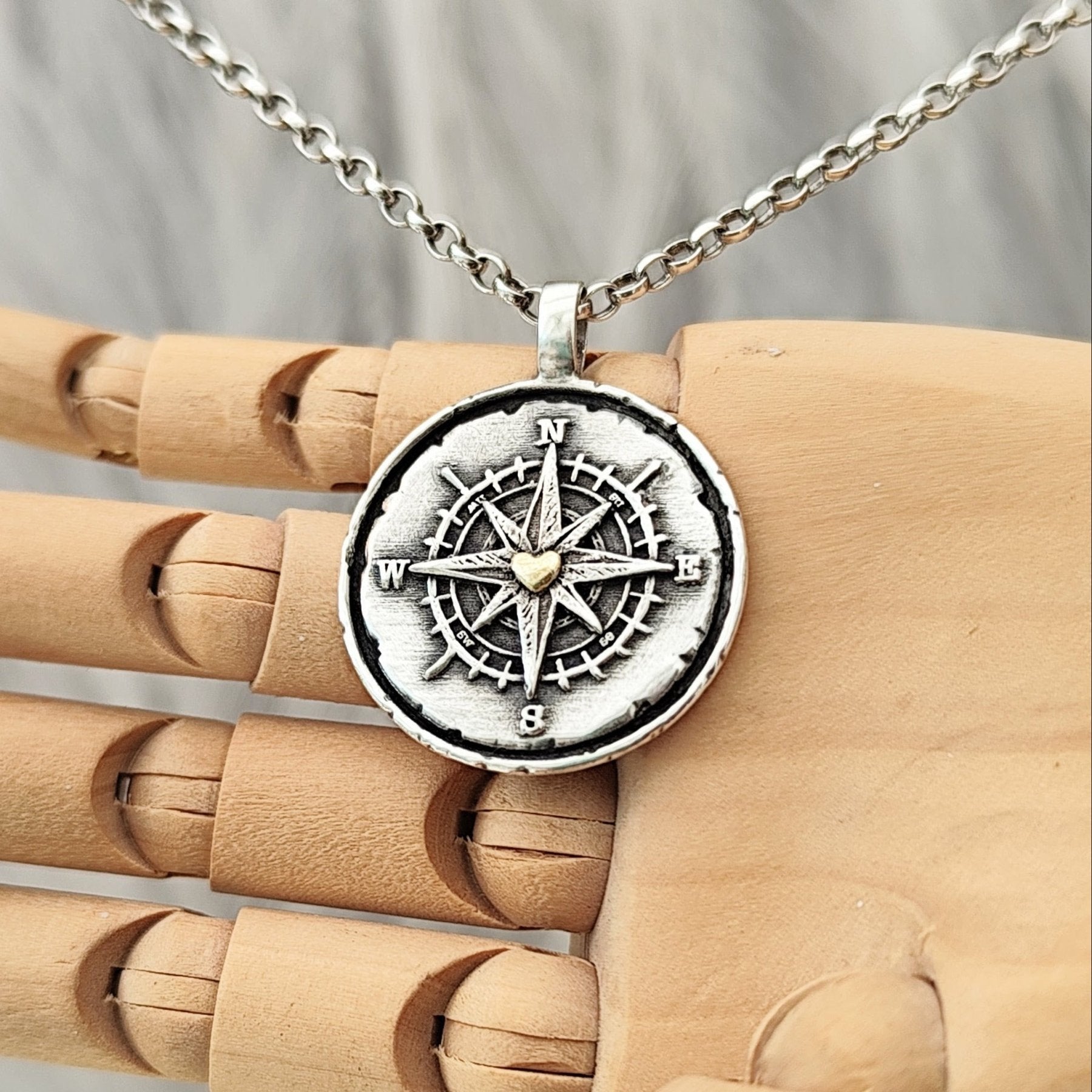 Kettenanhänger "Kompass mit goldenem Herz" RUSTIC RAHMEN, recyceltes Silber