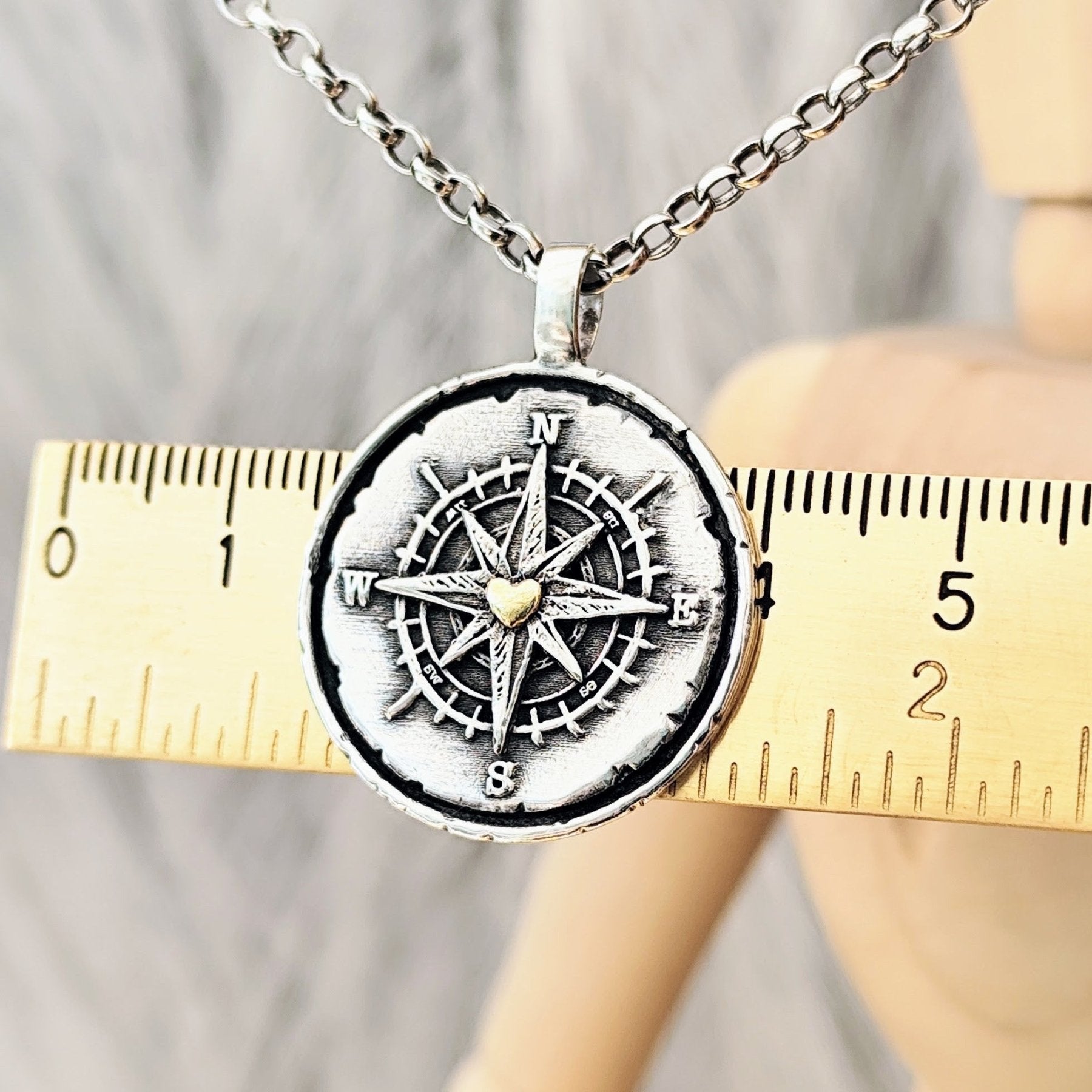 Kettenanhänger "Kompass mit goldenem Herz" RUSTIC RAHMEN, recyceltes Silber
