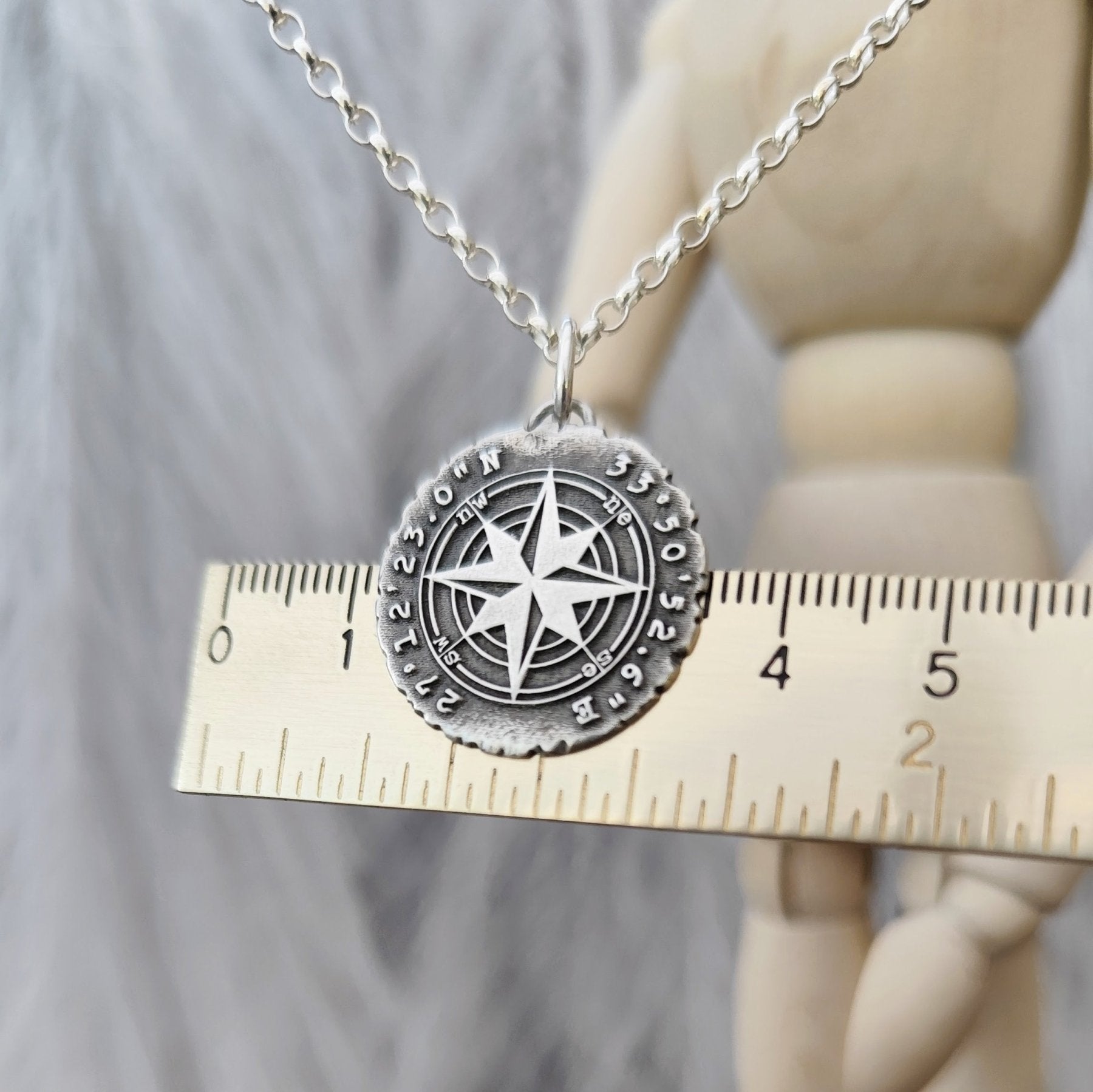 Personalisierter Kettenanhänger "Kompass mit deinen Koordinaten" im Rustic Style, recyceltes 925 Silber
