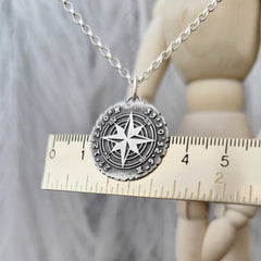 Personalisierter Kettenanhänger "Kompass mit deinen Koordinaten" im Rustic Style, recyceltes 925 Silber