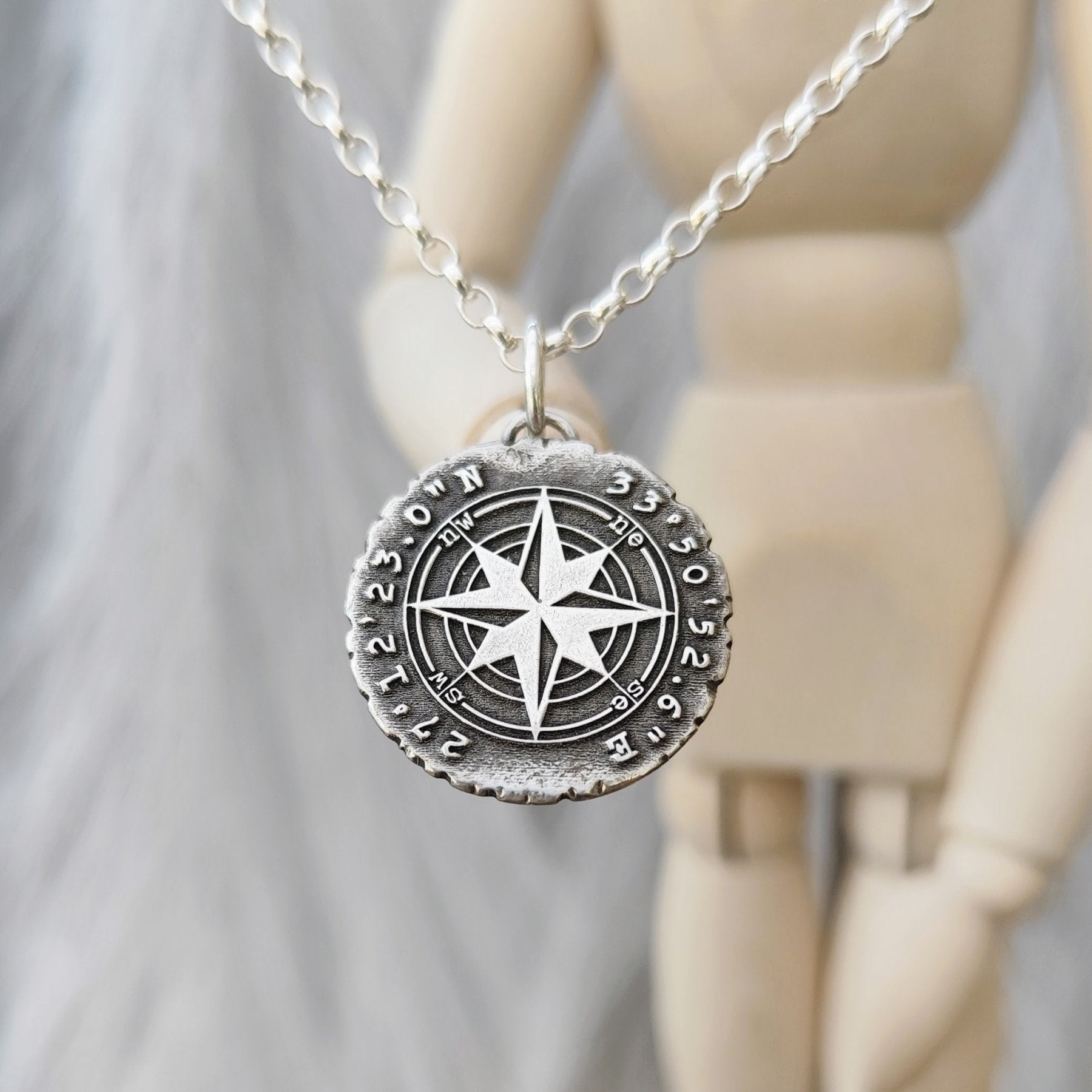 Personalisierter Kettenanhänger "Kompass mit deinen Koordinaten" im Rustic Style, recyceltes 925 Silber