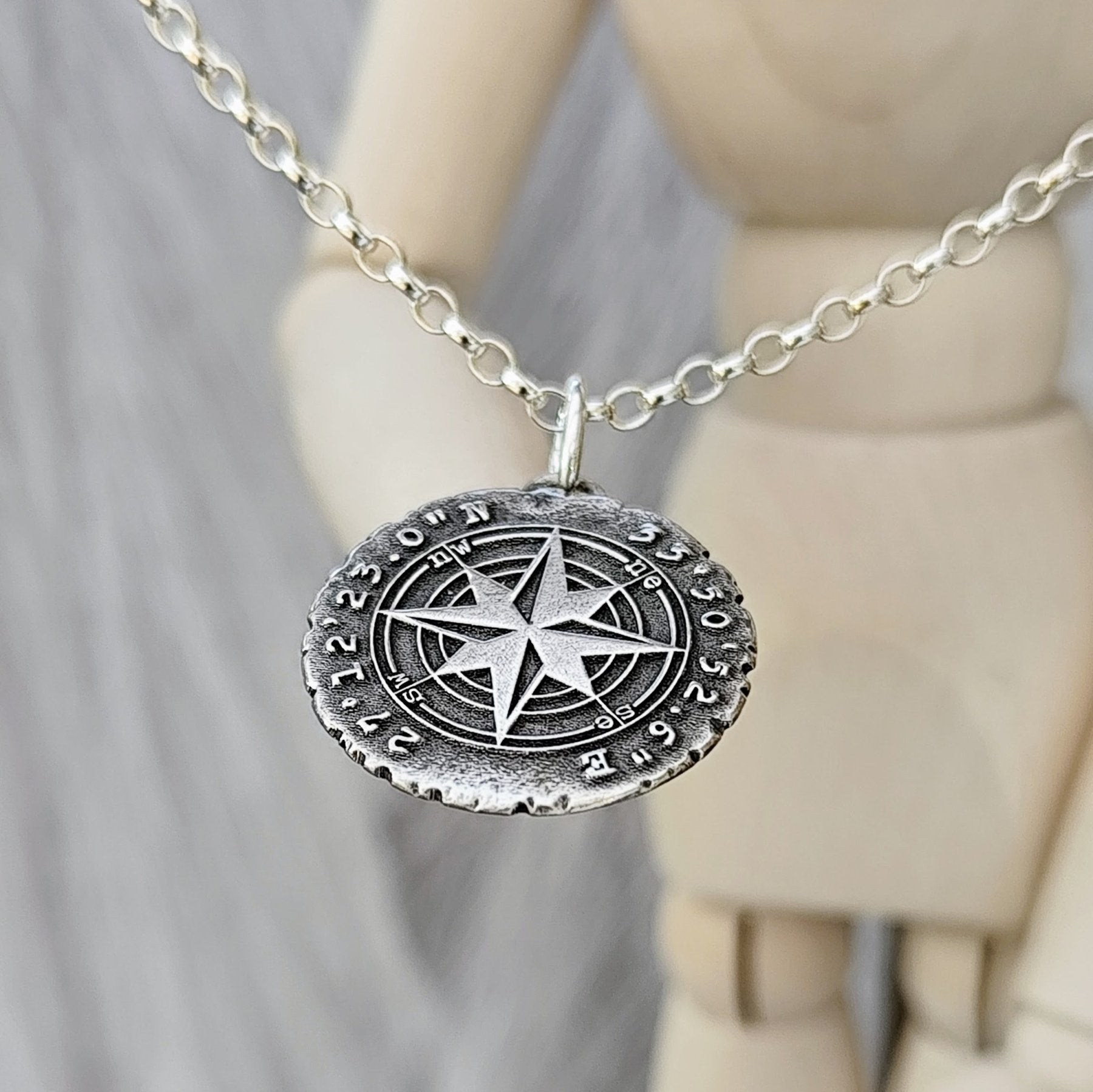 Personalisierter Kettenanhänger "Kompass mit deinen Koordinaten" im Rustic Style, recyceltes 925 Silber