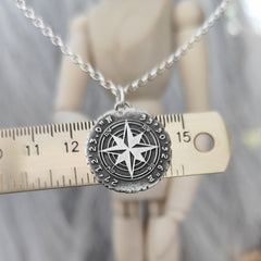 Personalisierter Kettenanhänger "Kompass mit deinen Koordinaten" im Rustic Style, recyceltes 925 Silber