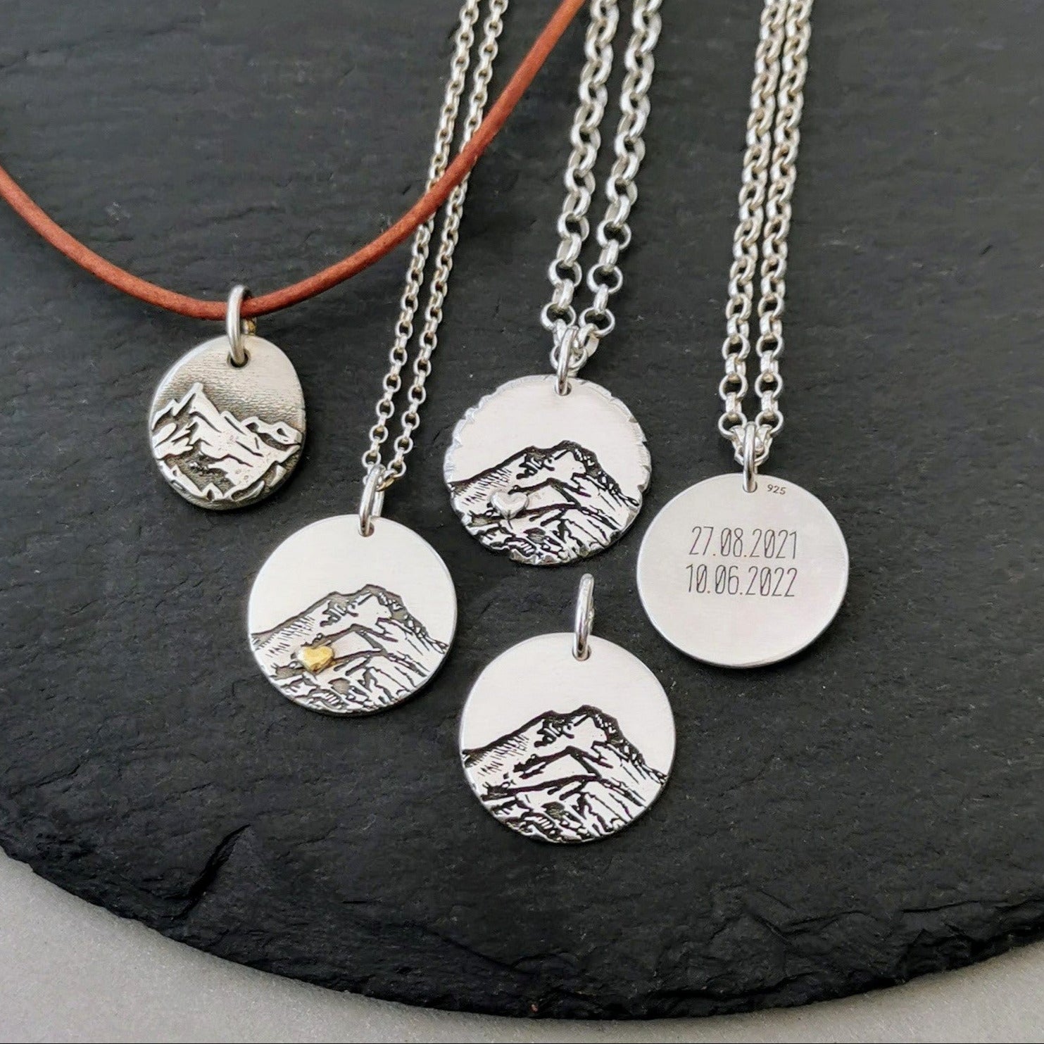 Handgefertigter Kettenanhänger aus recyceltem 925er Silber mit minimalistischen Bergmotiv, nachhaltiger Schmuck, personalisierbar mit Gravur.