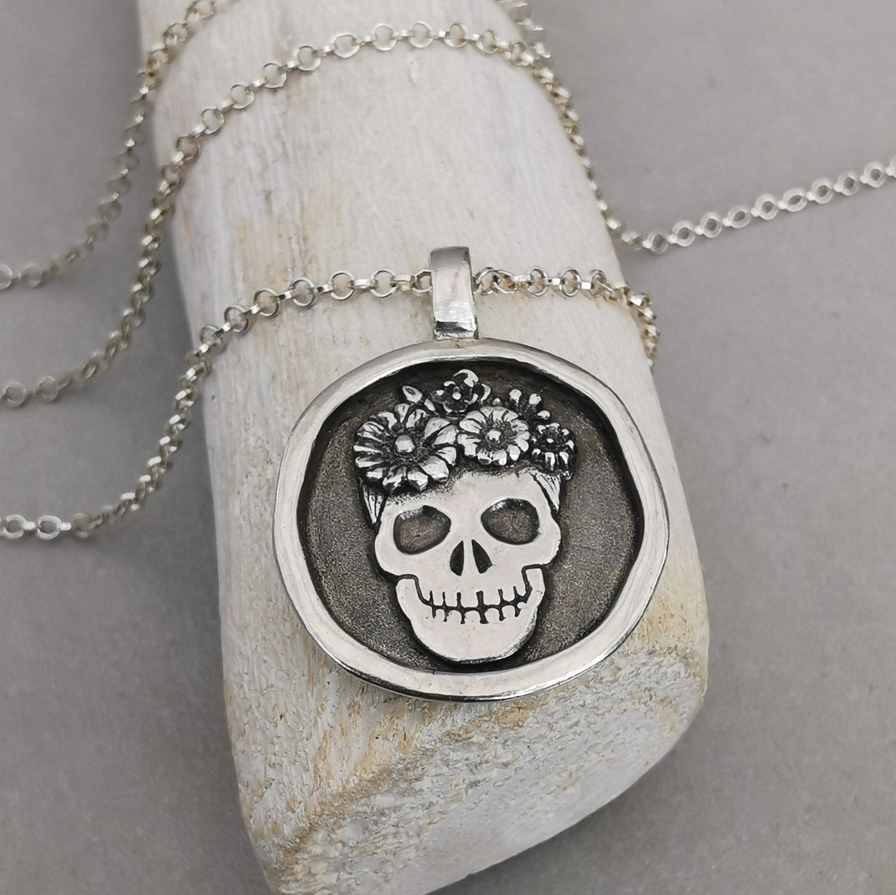 Handgefertigter Anhänger mit plastischem Zuckerschädel Hergestellt aus 925er Sterlingsilber 