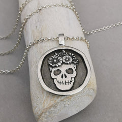 Handgefertigter Anhänger mit plastischem Zuckerschädel Hergestellt aus 925er Sterlingsilber 