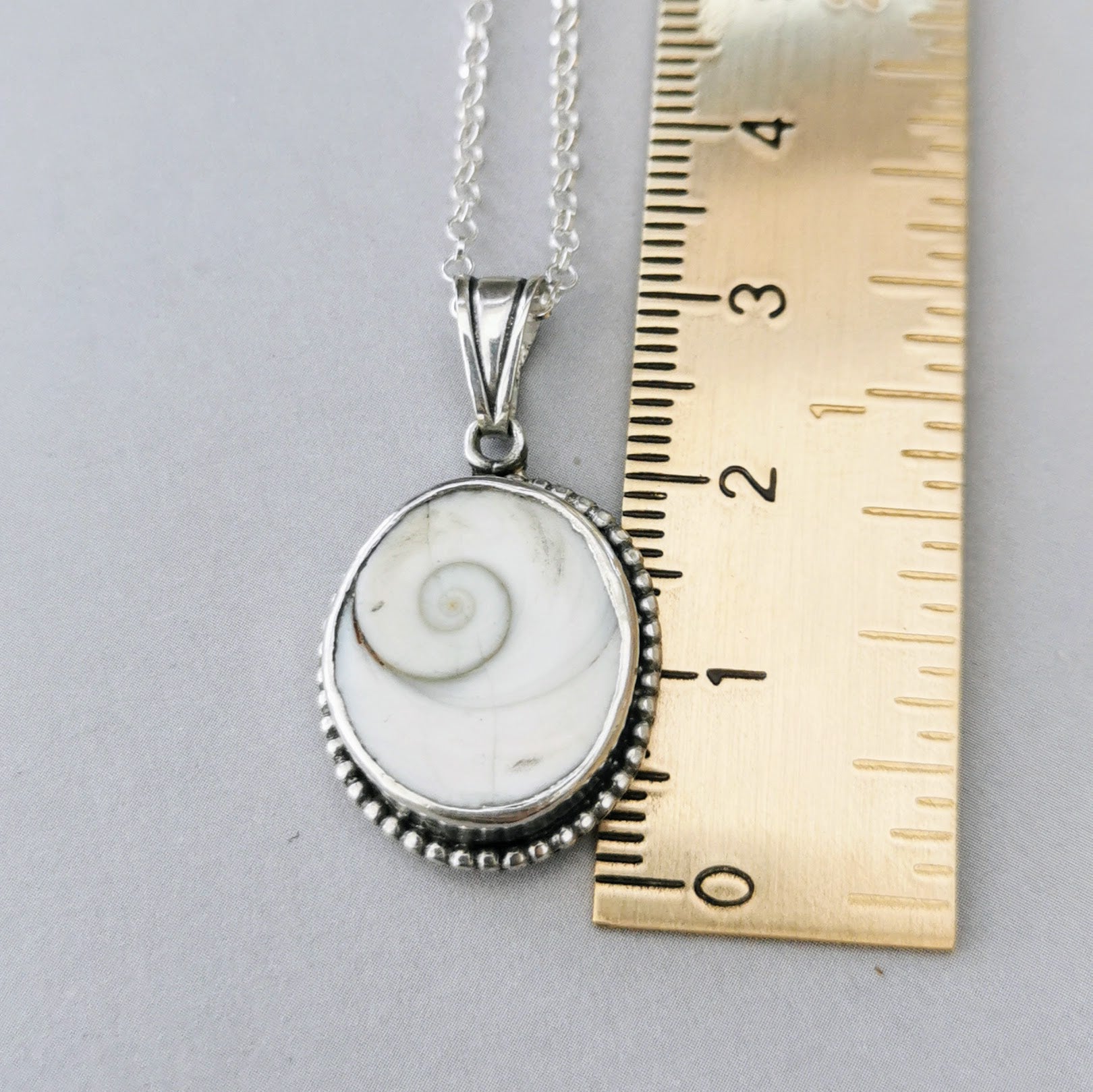 Ring van 925 sterling zilver met een natuurlijke witte Saint Lucia-oogsteen, in mediterrane stijl. - België Ring van 925 sterling zilver met een natuurlijke witte Saint Lucia-oogsteen, in mediterrane stijl. - België