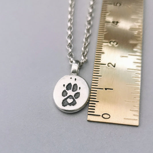 Kettenanhänger mit eigenem Pfotenabdruck "Nugget", handgefertigt mit recyceltem Silber