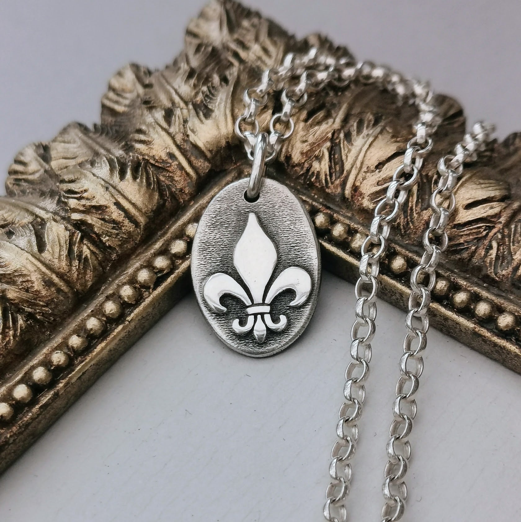 Kettenanhänger Fleur de Lis, recyceltes Silber, handgefertigt