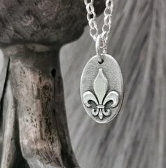 Kettenanhänger Fleur de Lis, recyceltes Silber, handgefertigt