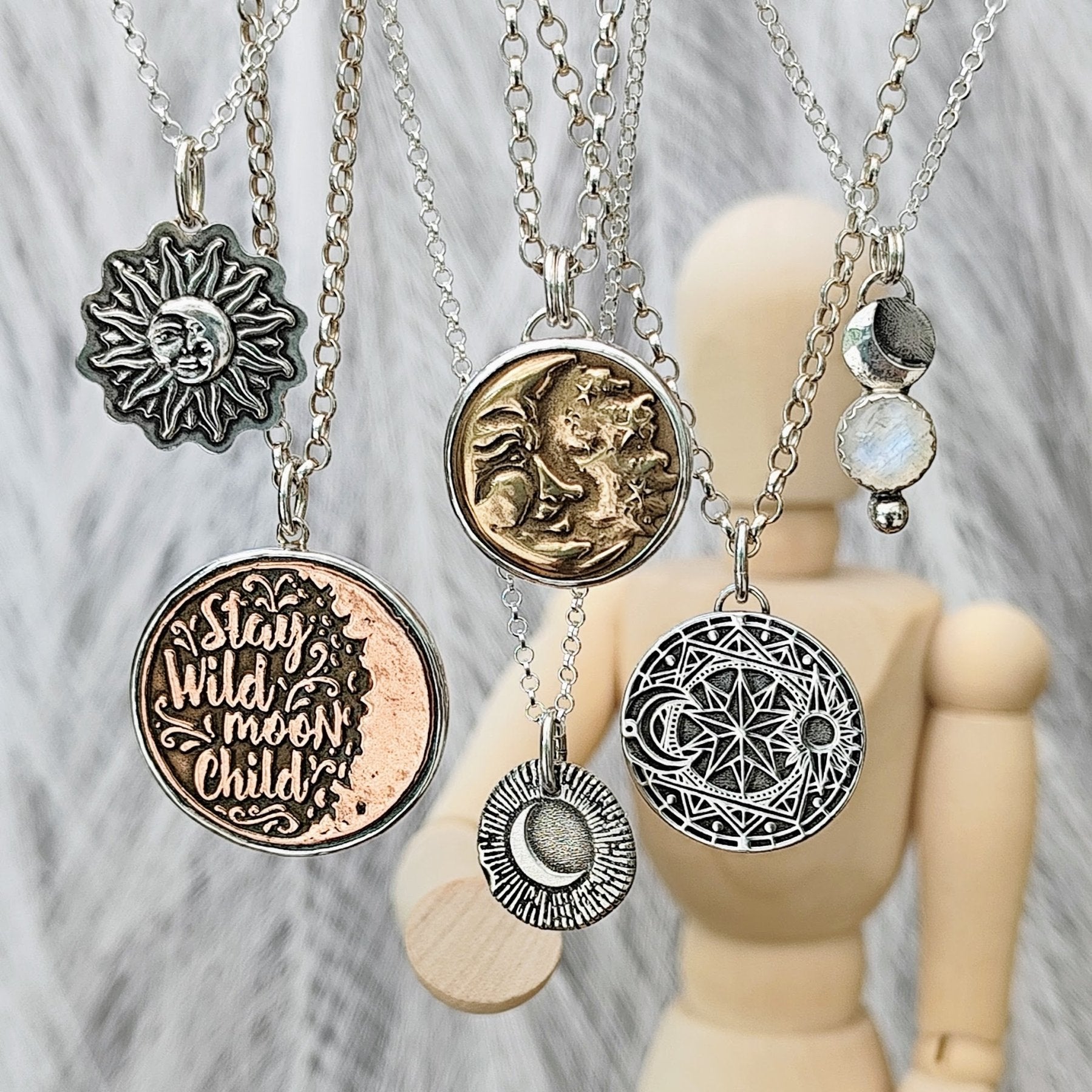 Kettenanhänger "Mann im Mond", recyceltes Silber und Bronze, handgefertigt