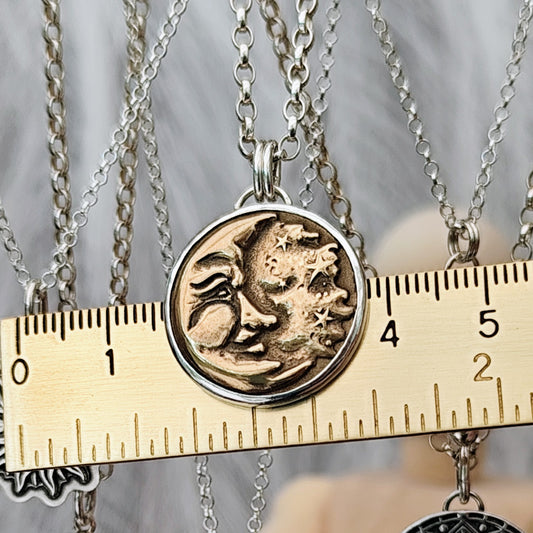 Kettenanhänger "Mann im Mond", recyceltes Silber und Bronze, handgefertigt
