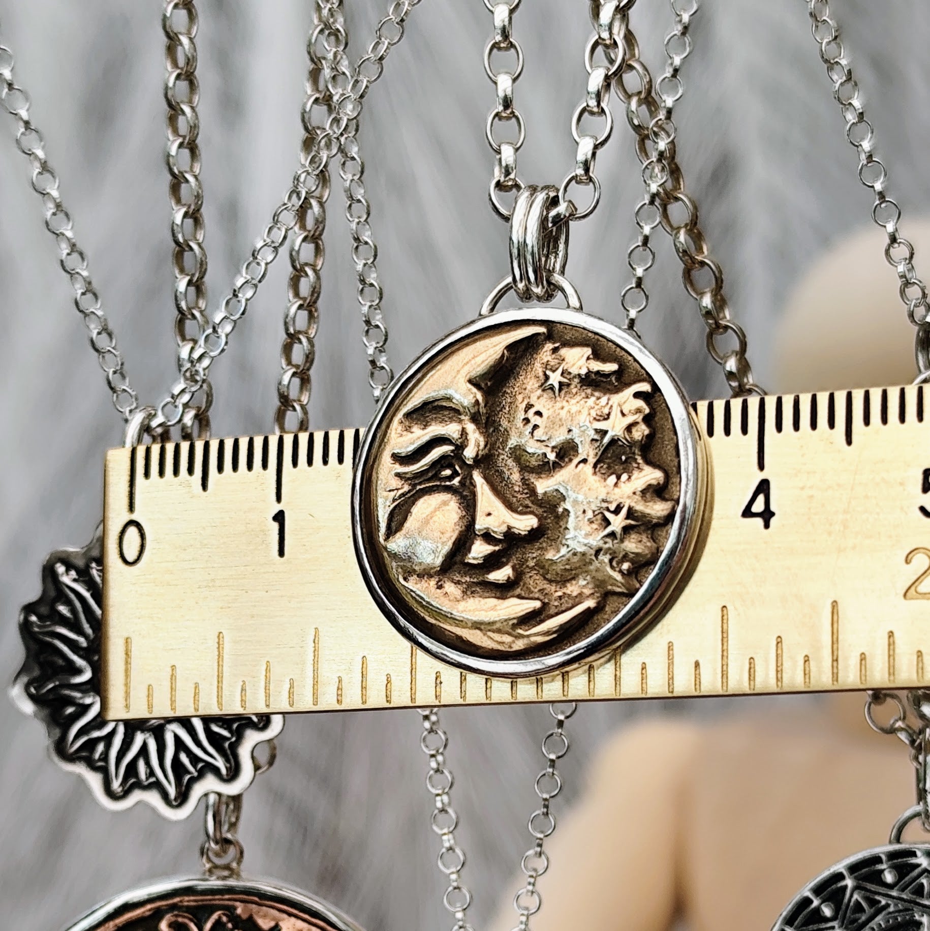 Kettenanhänger "Mann im Mond", recyceltes Silber und Bronze, handgefertigt