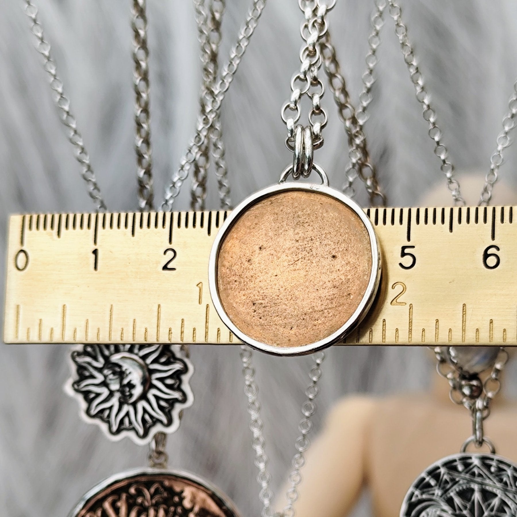 Kettenanhänger "Mann im Mond", recyceltes Silber und Bronze, handgefertigt