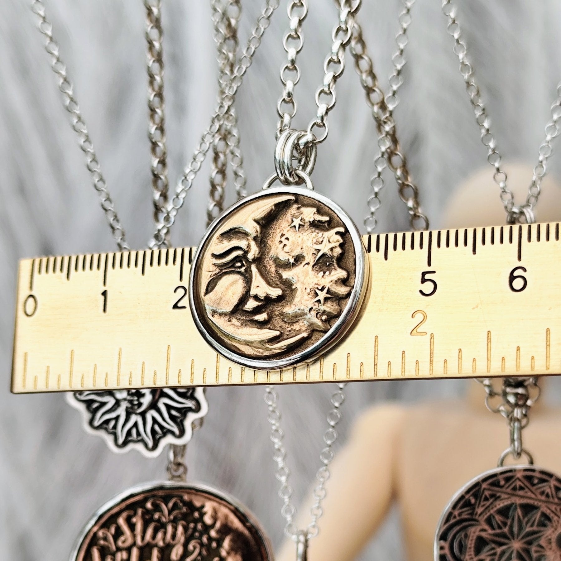 Kettenanhänger "Mann im Mond", recyceltes Silber und Bronze, handgefertigt