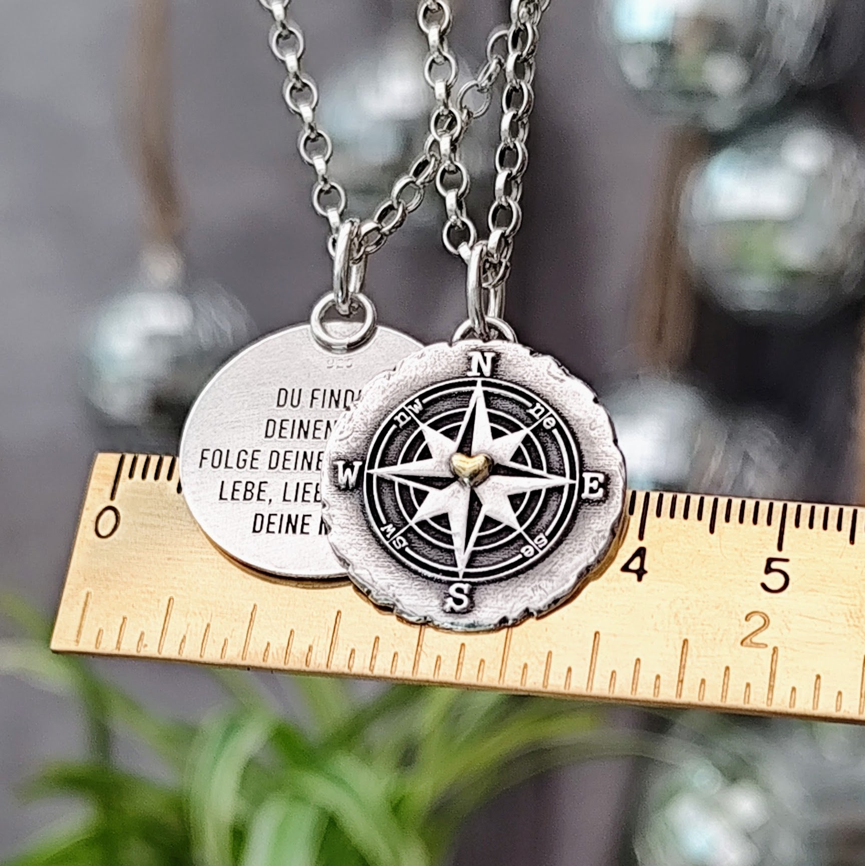 Kettenanhänger "Kompass mit Herz" im RUSTIC STYLE, handgefertigt mit recyceltem Silber