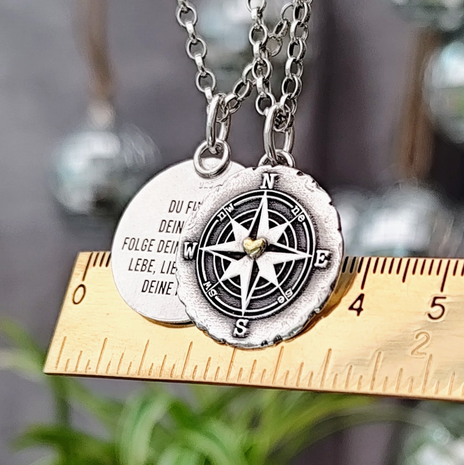 Kettenanhänger "Kompass mit Herz" im RUSTIC STYLE, handgefertigt mit recyceltem Silber