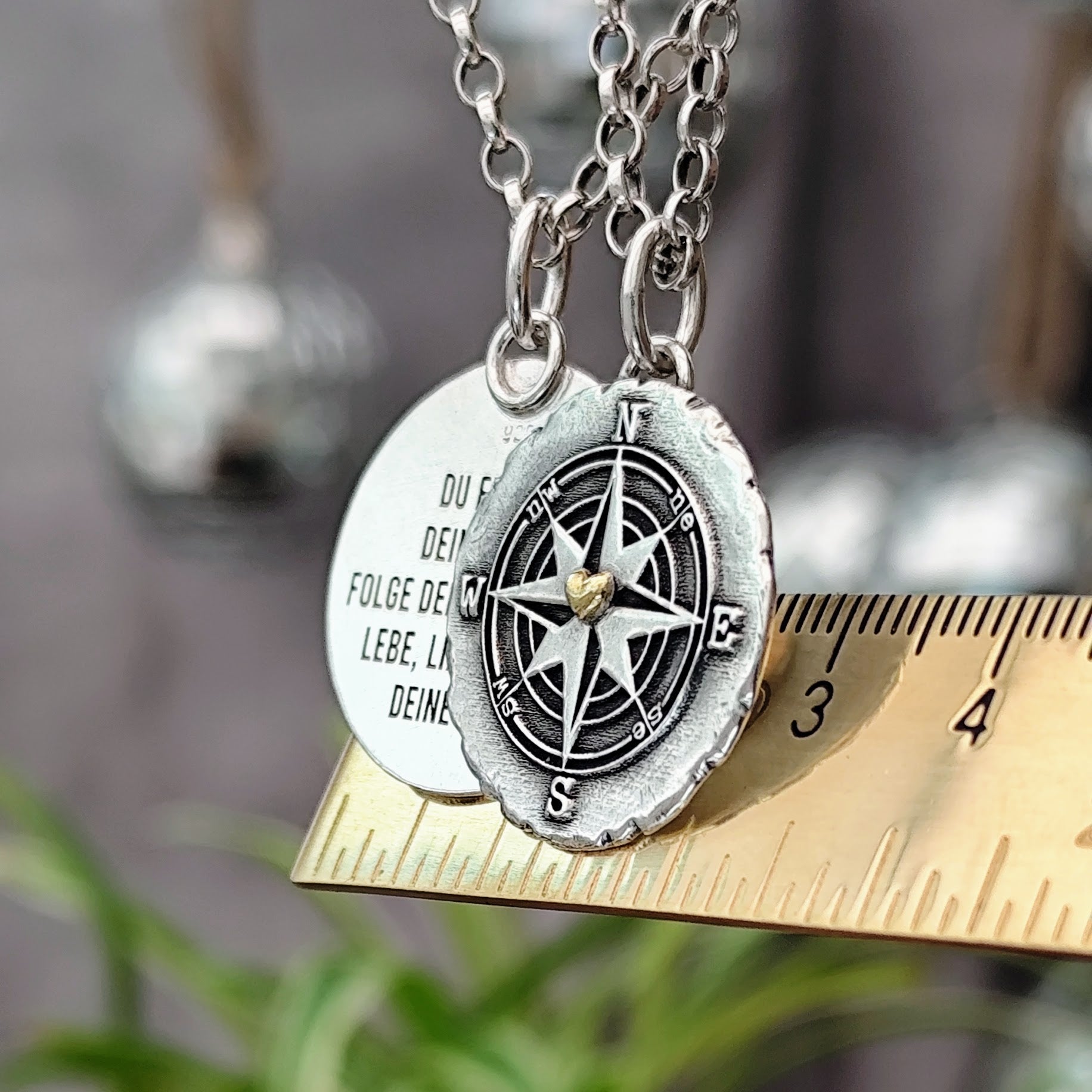 Kettenanhänger "Kompass mit Herz" im RUSTIC STYLE, handgefertigt mit recyceltem Silber