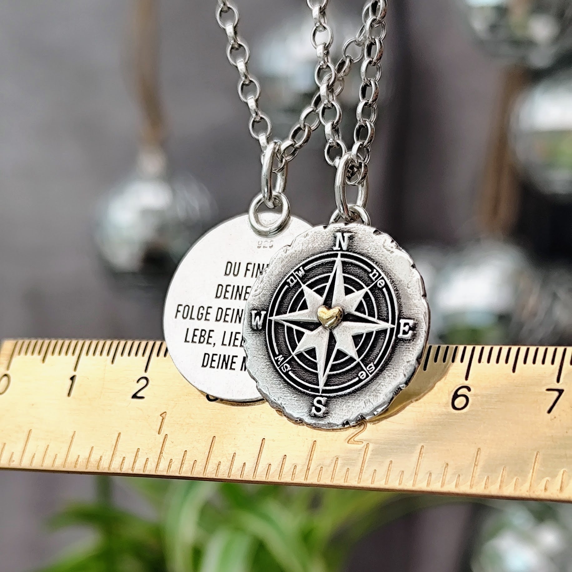 Kettenanhänger "Kompass mit Herz" im RUSTIC STYLE, handgefertigt mit recyceltem Silber
