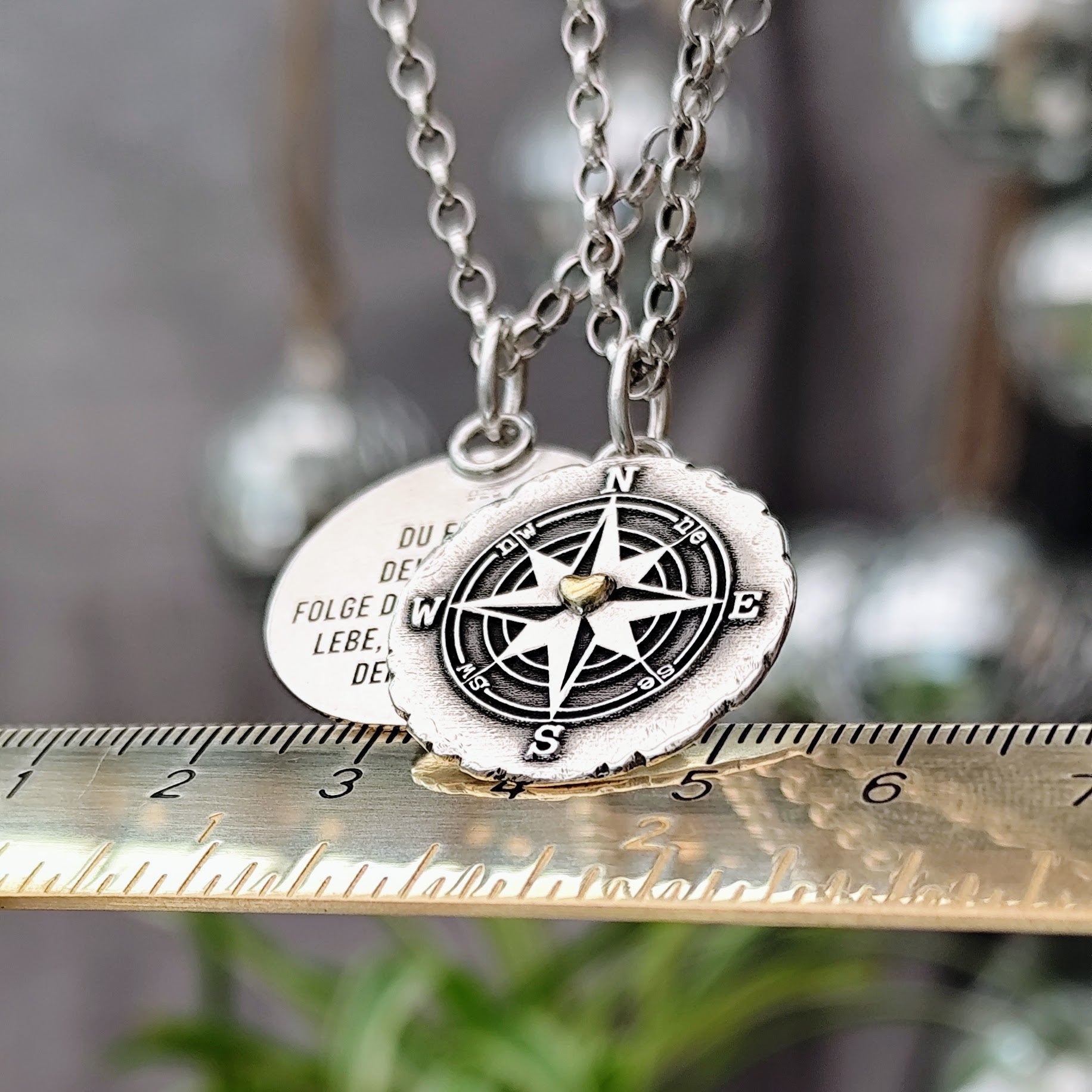 Kettenanhänger "Kompass mit Herz" im RUSTIC STYLE, handgefertigt mit recyceltem Silber
