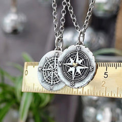 Kettenanhänger "Kompass mit Herz" im RUSTIC STYLE, handgefertigt mit recyceltem Silber